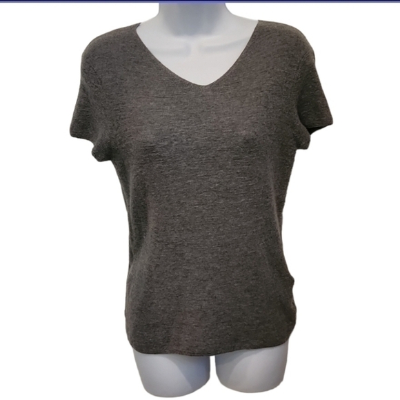 Tops - 𝅺elie Tahari 100% Extra Fine Merino V Neck Knit Top